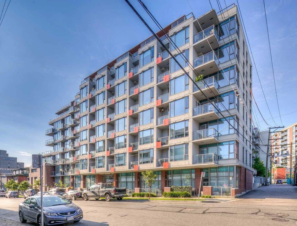 District, 250 E 6th Avenue